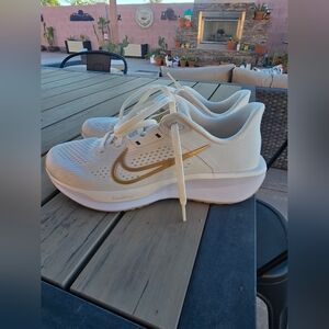 Nike Women’s Quest 6 Running Shoe, NEW size 7